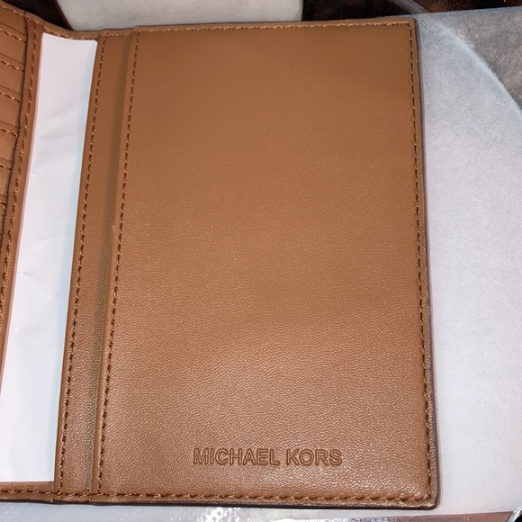 Brand New with tag Michael Kors Passport Holder Vegan Leather Picture Window - Picture 7 of 9